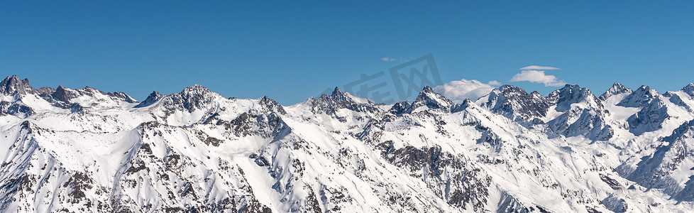 俄罗斯高加索地区冬季雪山全景，蓝天