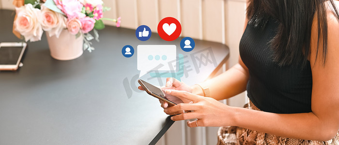 女性使用智能手机，智能手机屏幕上方带有类似、消息和评论的通知图标。