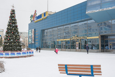 伏尔加格勒克拉斯诺阿尔梅斯克区吉波波娱乐中心的冬天和他面前的新年冷杉