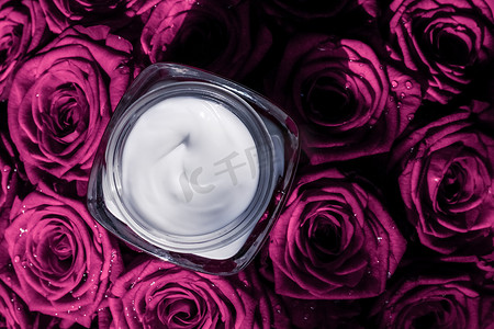 粉红玫瑰花上的面霜皮肤保湿剂、花卉背景的豪华护肤化妆品作为美容品牌假日平底设计