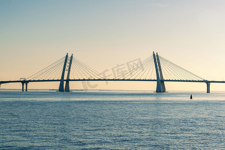 2022摄影照片_俄罗斯圣彼得堡 — 2022年6月30日：斜拉桥，海湾
