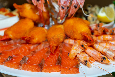 红鱼和煮小龙虾作为啤酒的开胃菜
