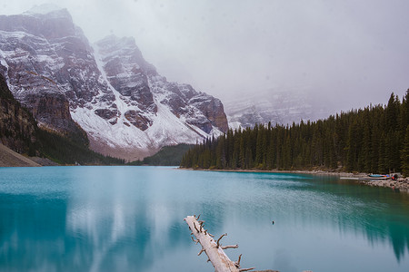 加拿大的雪天摄影照片_加拿大寒冷雪天的冰碛湖，冰碛湖碧绿的湖水，有雪