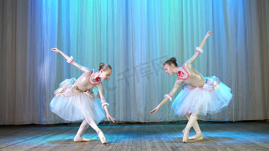 芭蕾舞排练，在旧剧院大厅的舞台上。