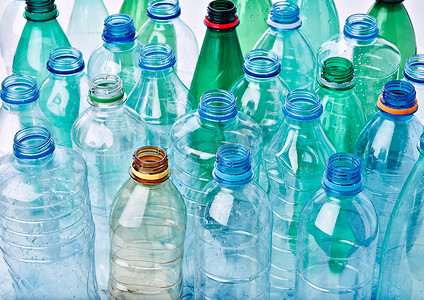 蓝色饮料摄影照片_塑料瓶空透明回收容器水环境饮料垃圾饮料