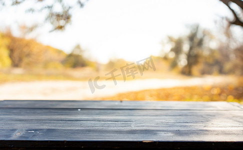秋黄摄影照片_空木桌自然散景背景与秋黄枫叶寄宿生模板模型用于展示产品复制空间