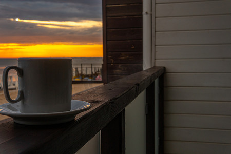 大海背景海滩旅行杯咖啡杯海洋茶蓝色，来自夏日的波浪，美丽的抽象概念，拿铁休息。