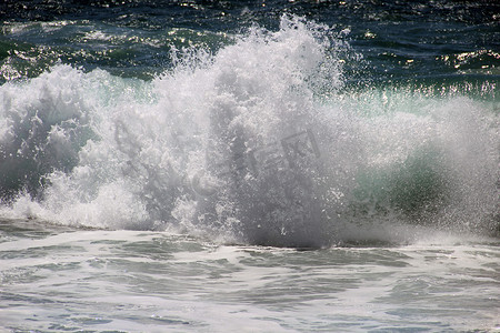 海浪汹涌摄影照片_大西洋热气腾腾，海浪汹涌。