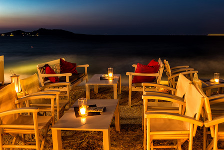 夜间钓鱼摄影照片_希腊帕罗斯岛：帕罗斯岛瑙萨夜间舒适的餐厅