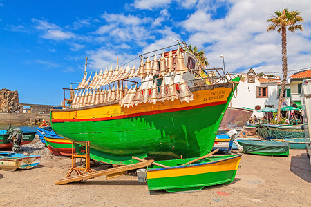 猫鲨在马德拉岛卡马拉德洛博斯的彩色渔船上晒干