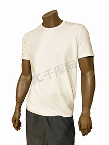 t恤模板白色摄影照片_男式白色空白 T 恤模板，人体模型上的自然形状，适合您的设计模型打印