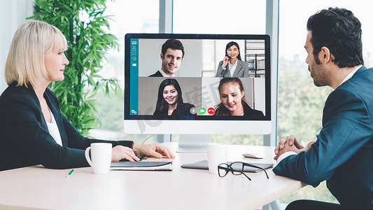 虚拟会议室摄影照片_视频通话小组商务人士在虚拟工作场所或远程办公室开会
