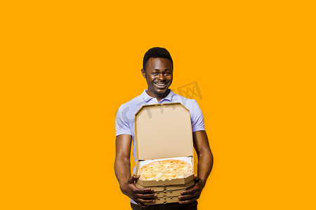 皮肤差摄影照片_有趣的非洲大胡子快递员带着 4 个披萨盒。