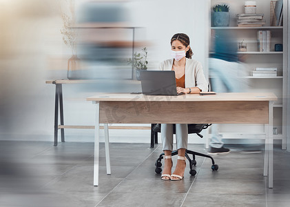 Covid 员工、忙碌的办公室和在开放创意工作场所的办公桌上使用笔记本电脑上网的女性。