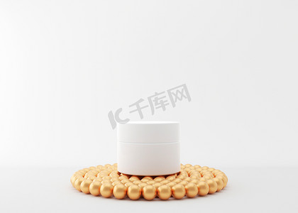 本子样机摄影照片_白色和空白的、无品牌的化妆品奶油罐站在讲台上，上面有小金色球。