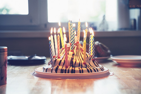 色彩缤纷的生日蛋糕，桌上有十九支蜡烛，童趣家庭聚会