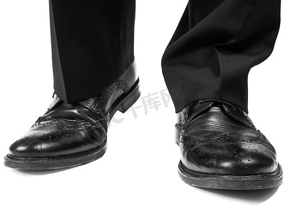皮鞋主图摄影照片_男性西装搭配闪亮的黑色皮鞋
