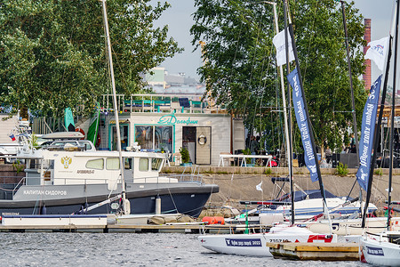 俄罗斯，圣彼得堡，2022年7月29日：中央游艇俱乐部堤岸上的一座小木屋、小型运动帆船、水警船