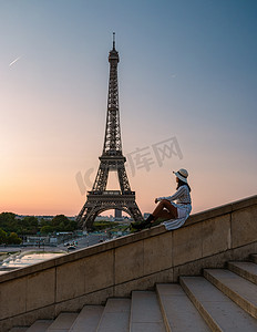 法国巴黎日出时的埃菲尔铁塔，夏日巴黎埃菲尔铁塔