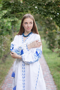 乌克兰金发女孩穿着民族蓝色连衣裙 - 绣花衬衫。