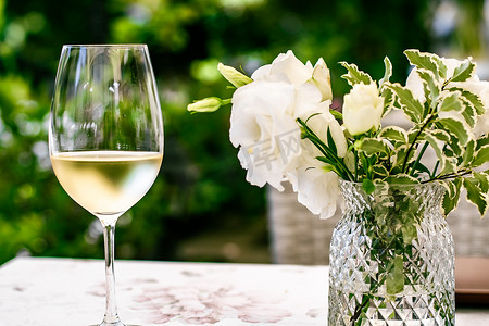 夏季花园露台豪华餐厅白葡萄酒、葡萄园酒庄品酒体验、美食之旅和度假旅行