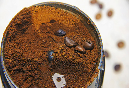 咖啡在咖啡研磨机中研磨 天然研磨咖啡堆