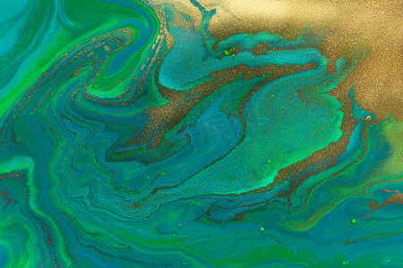流动深蓝色和绿色油漆抽象背景上的金斑纹理