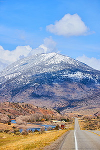 春天，从通向雪山的道路上可以看到令人惊叹的雪山