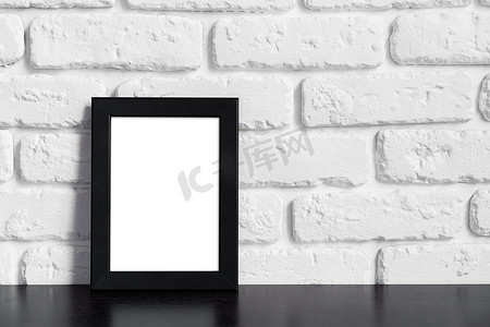 相框有照片的相框摄影照片_白砖墙上有复制空间的相框