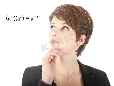 年轻女子看着白色背景下孤立的数学
