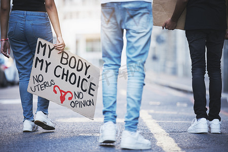 身体标志、堕胎抗议和人们为法律正义、选择自由和对城市法律的支持而行走。