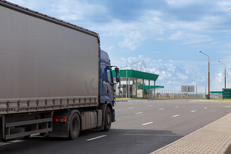 一辆货运卡车通过白俄罗斯和波兰边境的检查站。