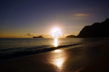 清晨，岩岛怀马纳洛海滩上的日出冲破云层