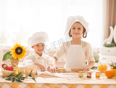 美味佳肴摄影照片_快乐的小孩子以厨师的形式烹饪美味佳肴