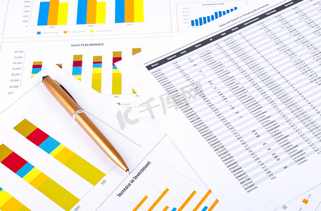 财务图表、数据表和笔。