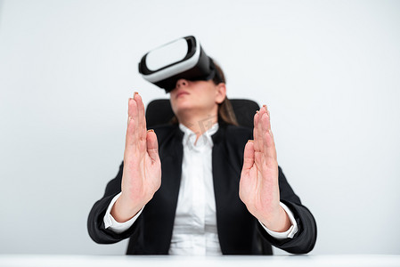 女性高管在专业培训期间佩戴虚拟现实模拟器手势。