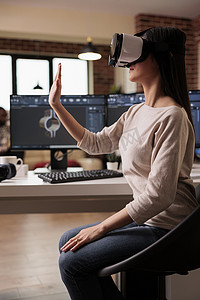 戴 VR 眼镜开发产品的亚洲技术员