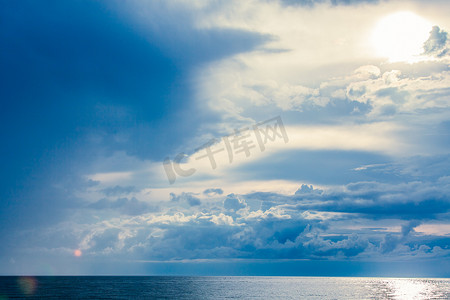 海平线摄影照片_海平线上的雨云