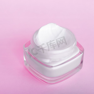 粉红色背景面霜保湿罐、保湿护肤乳液和提升乳液、豪华美容护肤品牌的抗衰老化妆品