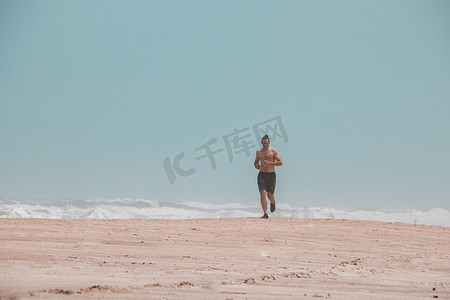 海滩上慢跑的男人