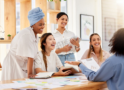 在创意商务会议期间，快乐的员工、数字营销和女性赋权，用于团体或团队的规划、协作和创新。