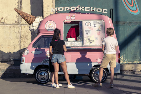 时尚年摄影照片_俄罗斯圣彼得堡 — 2022年6月30日：时尚的冰淇淋车