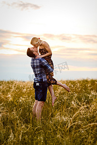 户外野餐摄影照片_热恋中的金发女孩和男孩在草地上的情侣