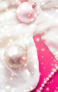 粉色节日背景摄影照片_圣诞魔法节日背景、节日小玩意、粉色复古礼盒和金色闪光作为奢侈品牌设计的冬季礼物