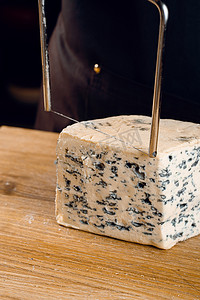 用于切片蓝纹奶酪的绳子。