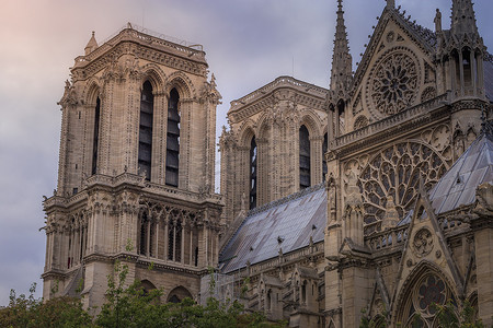 巴黎圣母院塔、柱子和拱门，侧视图，法国