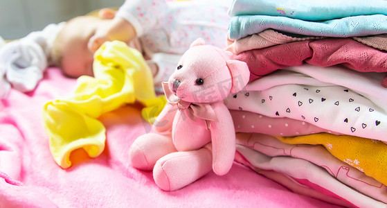 婴儿的衣服和玩具散落一地。