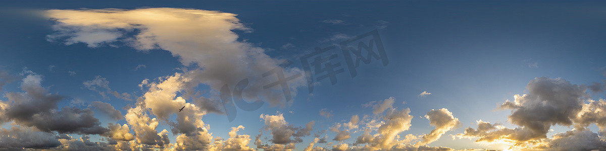 球形脉络摄影照片_深蓝色日落天空全景与积云。