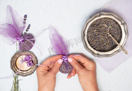 diy 手工制作紫色薰衣草香袋，一步一步说明，平铺第七步