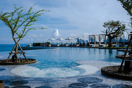 希尔摄影照片_泰国芭堤雅，现代希尔顿酒店位于海滨海滩​​路芭堤雅现代无边泳池